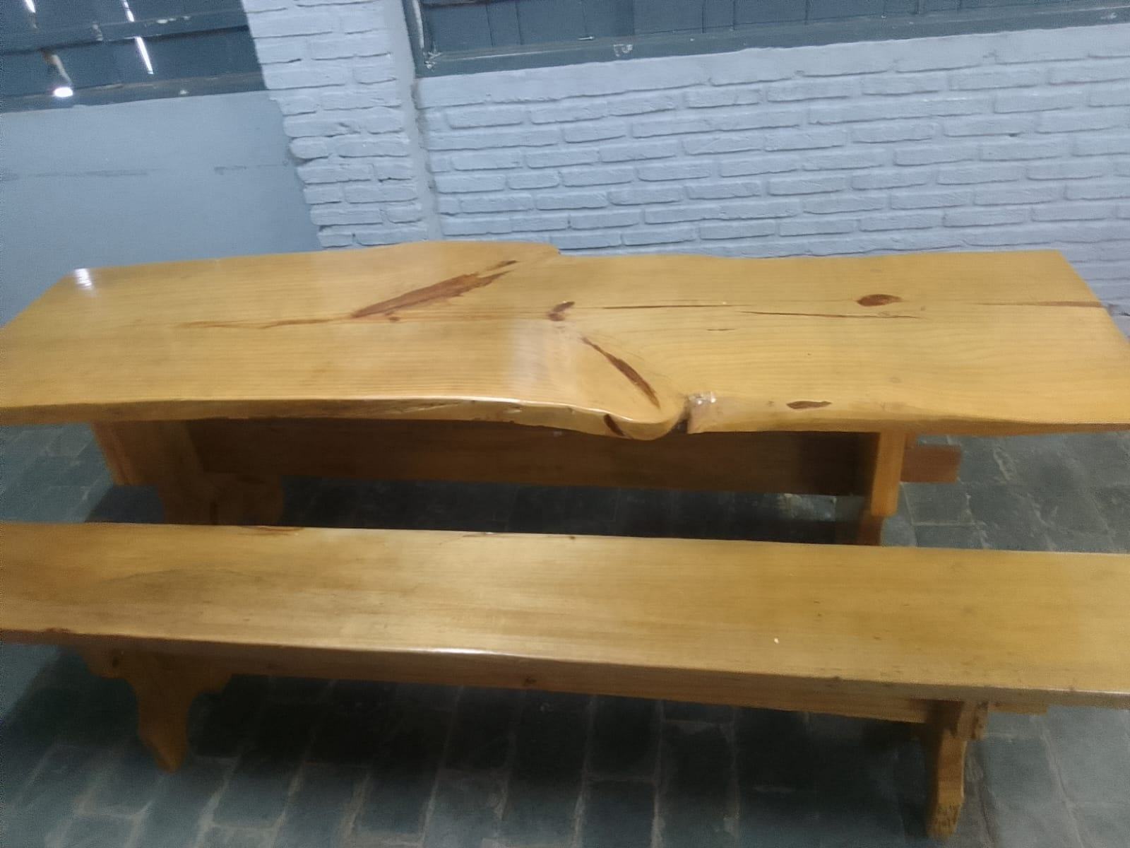 mesa de madeira com banco