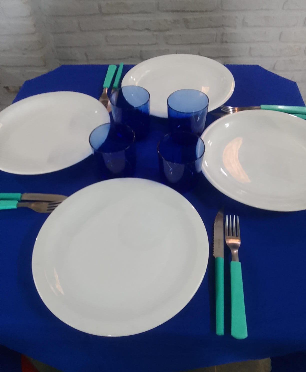 pratos e talheres disponíveis